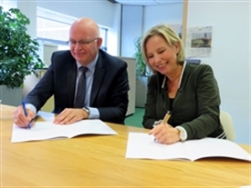 Henk Staghouwer en Evelien van Everdingen ondertekenen de PPO