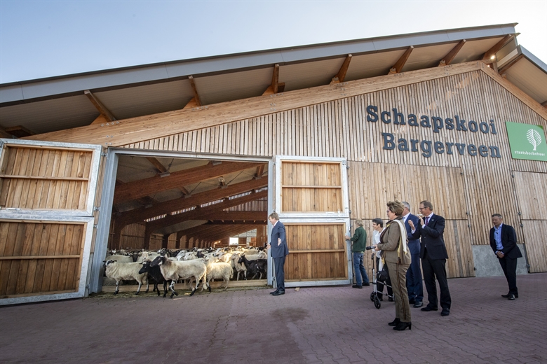 Koning opent deuren schaapskooi