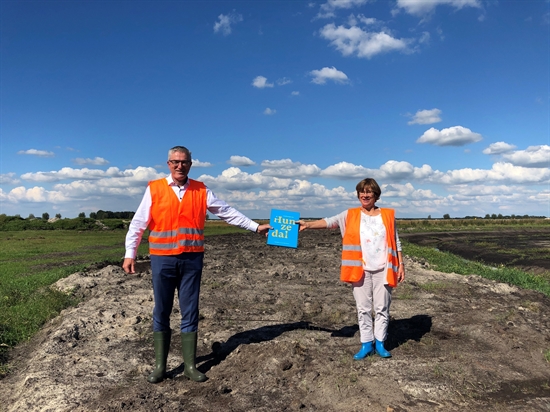 Persfoto gedeputeerde Henk Jumelet en voorzitter stuurgroep Tryntsje Slagman