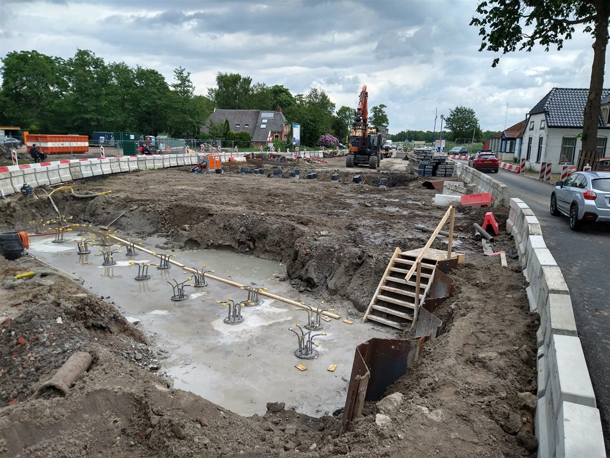 Bouwplaats voor werkzaamheden in een weg met tijdelijke omleidingen langs de weg