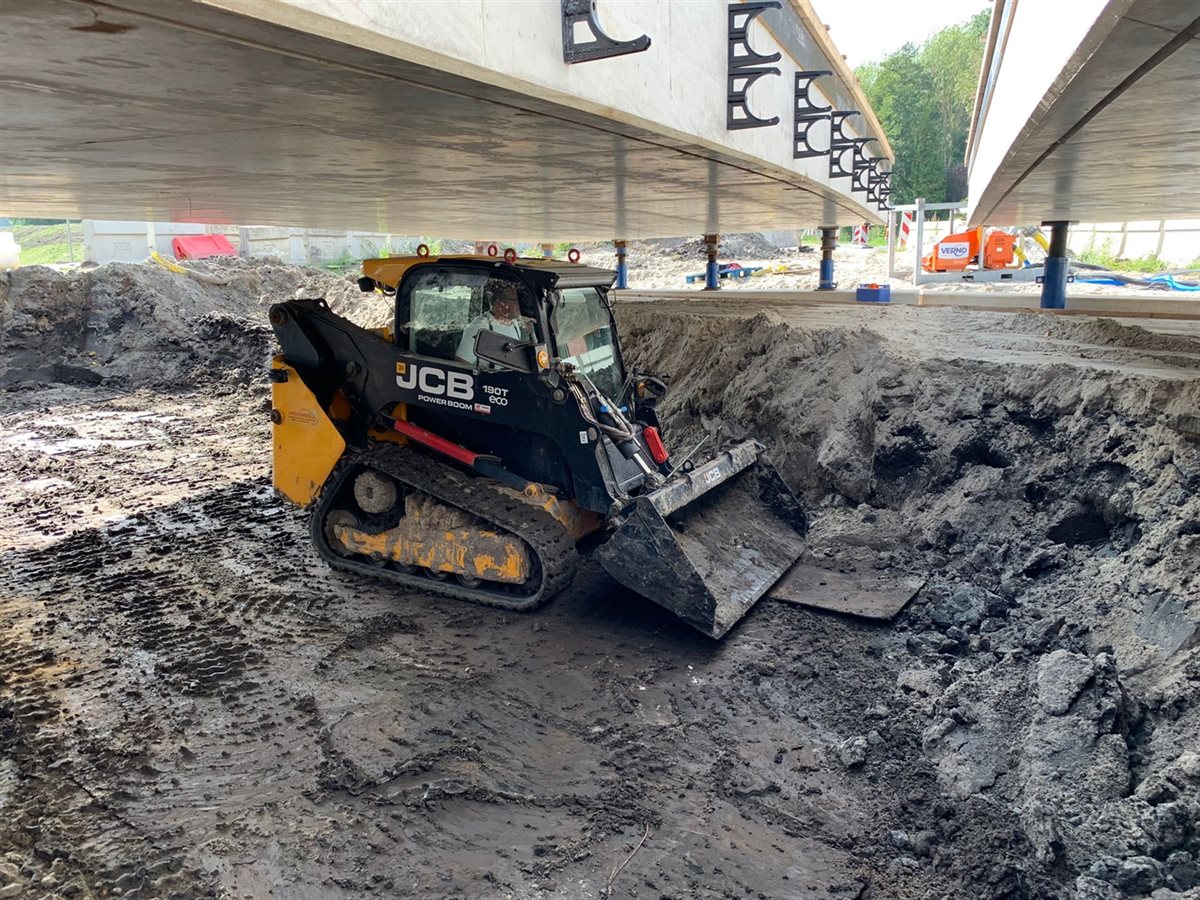 Graafmachine onder een brug