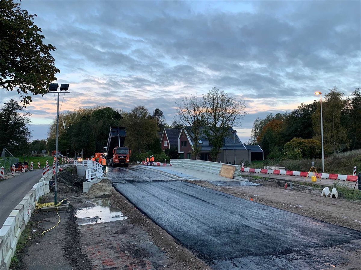 Verlichte bouwplaats in de avonduren op de weg