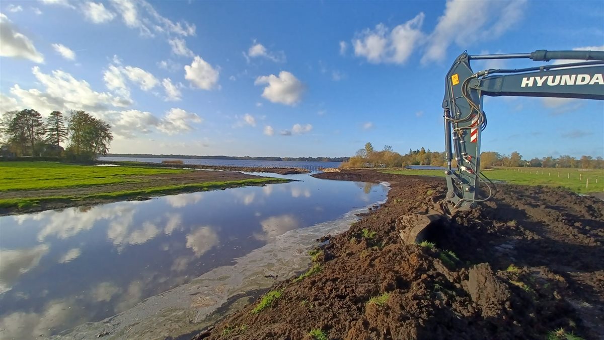 Graafmachine langs het water met het Paterswoldsemeer in de achtergrond