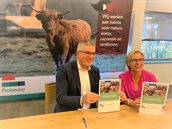 Ondertekening PPO provincie Drenthe door Henk Jumelet en Evelien van Everdingen