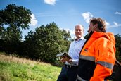 Foto: Maurijn (in zijn blauwe overhemd) met een collega.