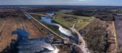 Dronefoto: het vlonderpad (in het midden onderin) is ook goed zichtbaar vanuit de lucht.