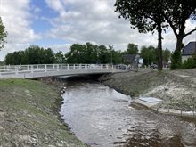 Stromend water net voor de nieuw gebouwde brug